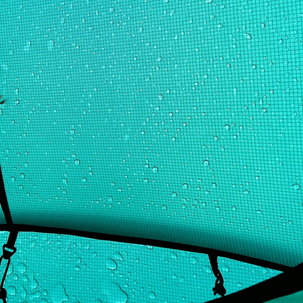 Regentropfen auf dem Zeltdach