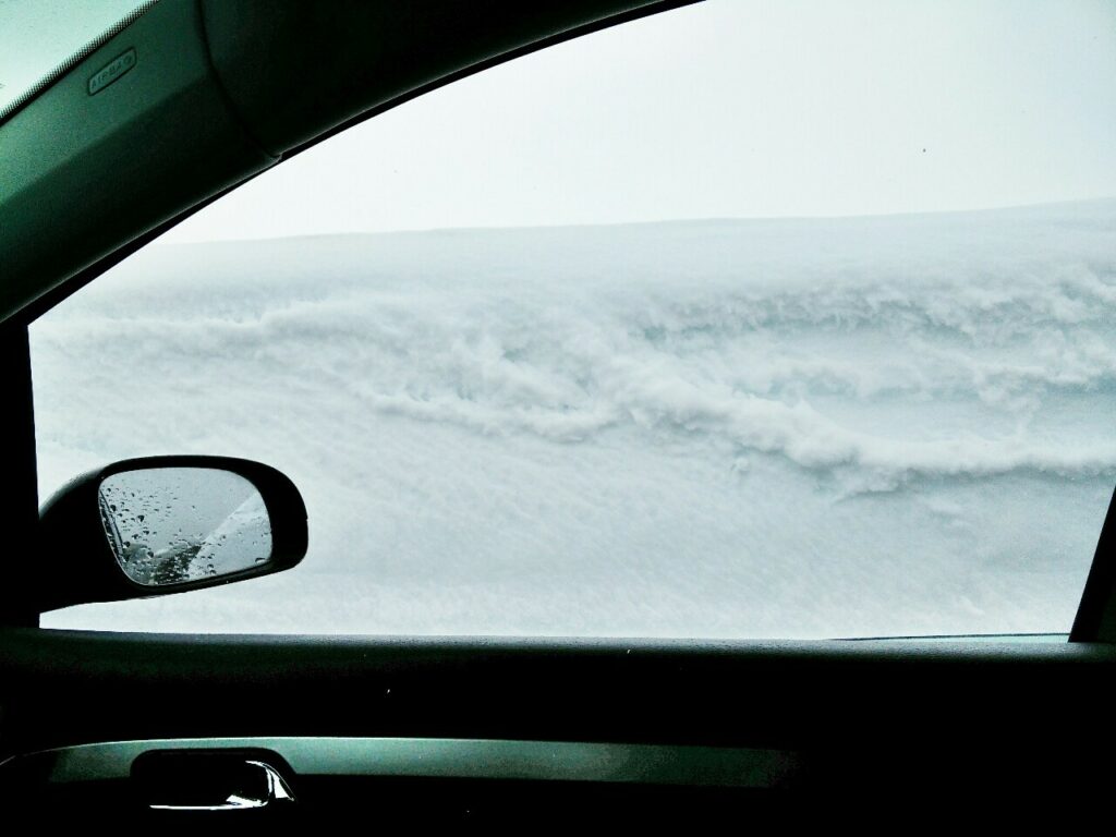 Schnee an der Autotür